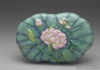 图片[2]-Lotus-leaf-shaped copper case in painted enamels, Qianlong reign(1736-1795), Qing dynasty-China Archive